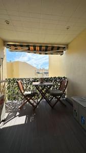 Beachfront apartment with a pool- Parede