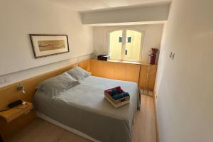 Beachfront apartment with a pool- Parede