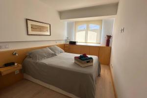 Beachfront apartment with a pool- Parede