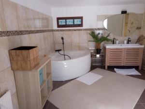 Demeure en pierre avec piscine privée
