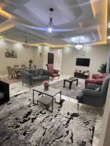 شقه لك بالكامل ثلاث غرف في الشيخ زايد