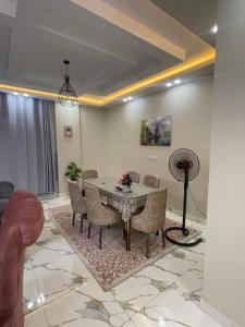 شقه لك بالكامل ثلاث غرف في الشيخ زايد