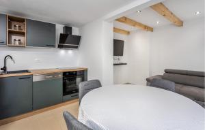 Cozy Apartment In Brsec With Wifi