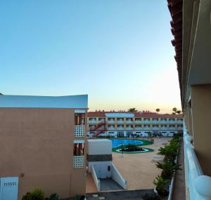 Encantador Estudio con Terraza Privada y Espectaculares Vistas al Mar en Costa del Silencio, Cerca de Los Cristianos