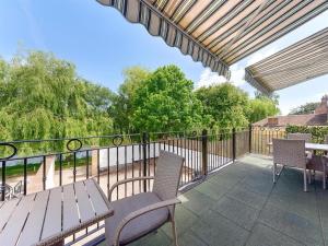 Riverside Cottage with balcony and fishing jetty