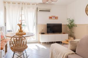 Appart proche plage, avec piscine et climatisation, parking privé - arrivée autonome - lit queen size