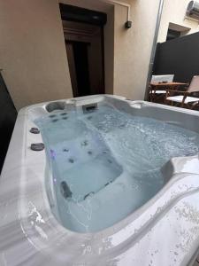 Petit studio et son spa abrité