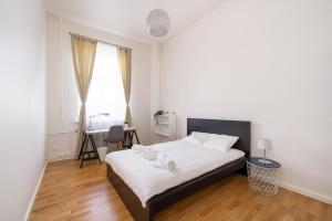 Bright 3-Bedroom Apartment with Free Parking - Barona Street