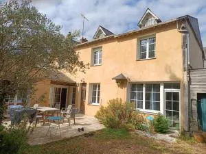 Chambre à 5mn de la gare, dans une maison au calme - Changé