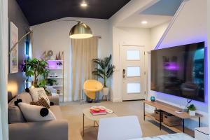 Downtown Austin Oasis w Pool & Hot Tub - Sleeps 18