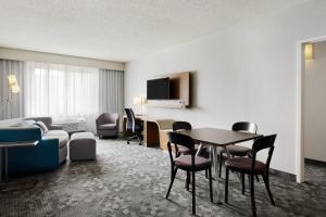 1 Bedroom 2 room Suite, 1 King, Sofa bed room in Courtyard Milwaukee Downtown