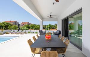 4 Bedroom Cozy Home In Sukosan