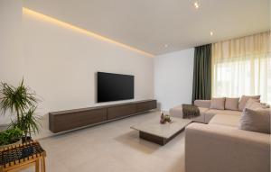 4 Bedroom Cozy Home In Sukosan