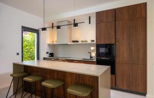 4 Bedroom Cozy Home In Sukosan