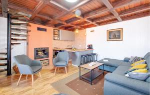 Cozy Home In Kapela With Wifi