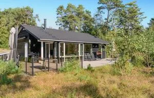 Three-Bedroom Holiday Home In Nexo - Dueodde