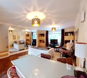 Oriental, 2 Double Bedroom Flat, Royal Greenwich, SE London - Blackheath