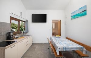 Three-Bedroom Holiday Home In Divsici