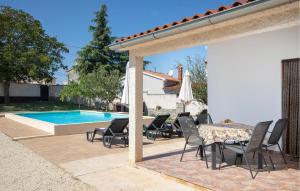 Three-Bedroom Holiday Home In Divsici