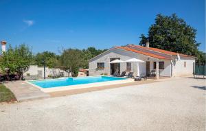 Three-Bedroom Holiday Home In Divsici