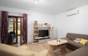 Three-Bedroom Holiday Home In Divsici