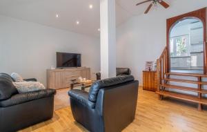 3 Bedroom Cozy Home In Zminj 