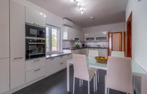 3 Bedroom Cozy Home In Zminj 