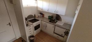 Sunny, spacious, and quiet apt