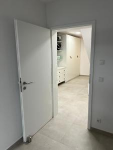 EMMA Gardencity Basement Flat