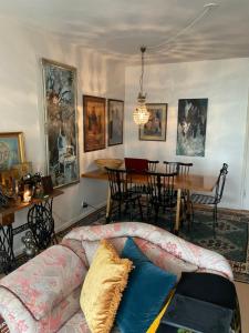 Makuuhuone retrohenkisessä taiteilijakodissa - Tampere Kaleva