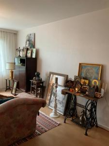 Makuuhuone retrohenkisessä taiteilijakodissa - Tampere Kaleva