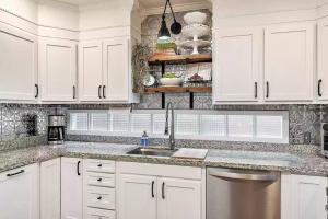 1930s Queen Anne Historic Downtown Retreat