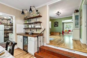 1930s Queen Anne Historic Downtown Retreat
