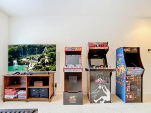 Classic Arcades Heated Pool Home by Beach & Dining