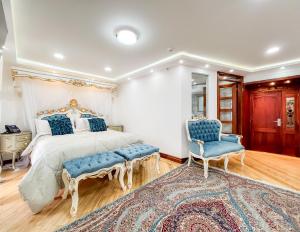 Hotel & Rooftop King Experience by David