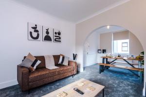 Oxford House by YourStays - Cosy Home in the Suburb of May Bank