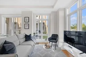 Designer Yorkdale 2BR Townhouse, Private Patio, Parking - Downsview