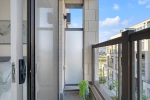Designer Yorkdale 2BR Townhouse, Private Patio, Parking