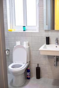 Modern Hennessy Apartment