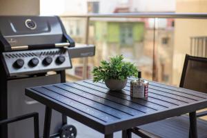 Modern Hennessy Apartment