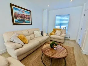 Spacious and Modern Entire Home with Garden - Hazel Grove