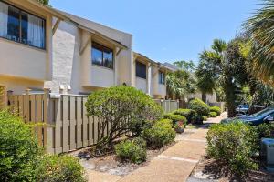 EZ Beach Access - 2 Bed 2 and one half Bath 23 Coligny Villa