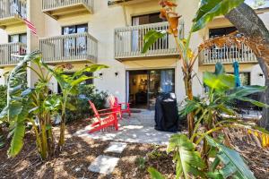 EZ Beach Access - 2 Bed 2 and one half Bath 23 Coligny Villa