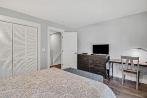 EZ Beach Access - 2 Bed 2 and one half Bath 23 Coligny Villa