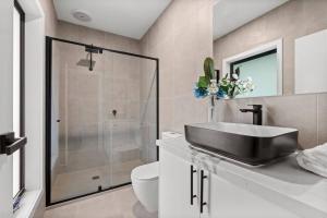 Long-Term Stays-2BR Townhouse on Bell Street, Preston, Central & Near Tram, pets welcome