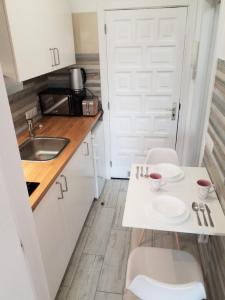 Designer 1 bedroom apartment White Tree 2 minutes to the beach in the city center, Puerto de la Cruz, Tenerife