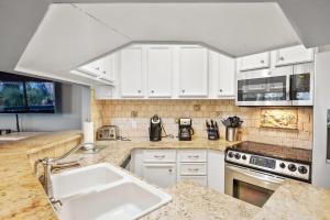 Pet Friendly Beach Villa 3 Bed 3 Bath walk to the beach pools tennis and more 16 OB