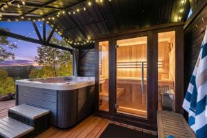 Wow Views! Hot Tub, Sauna, 85 inch TV, Pool Table