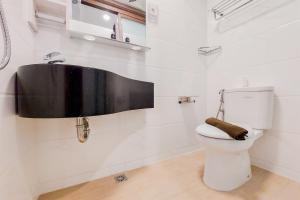 Nice Studio Apartment at Sky House BSD By Travelio