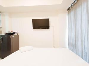 Cozy and High Floor Studio Room at Vida View Makassar Apartment By Travelio